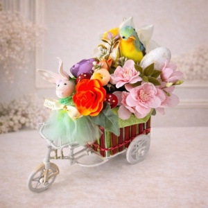 Aranjament floral de Paste Bunny Bicycle cu iepuras si flori decorative