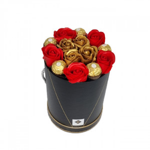 Aranjament floral Desire in cutie inalta cu 9 trandafiri rosii si aurii si Praline
