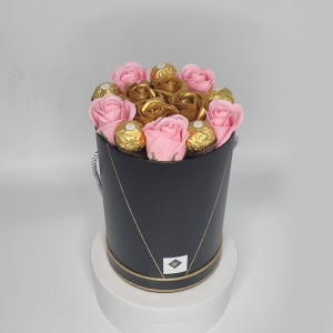 Aranjament floral Desire in cutie inalta cu 9 trandafiri roz si aurii si Praline