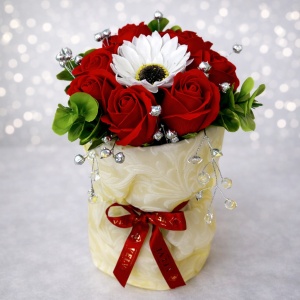 Aranjament floral din săpun cu trandafiri și floare tip margaretă – cadou elegant cu accente argintii