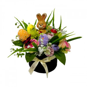 Aranjament floral Easter, decoratiune iepure, 3 oua decorative, plante verzi, trandafiri si lacramioare artificiale, in cutie rotunda neagra