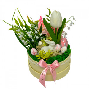 Aranjament floral Easter, decoratiune iepure, 5 oua decorative, lacramioare, lalea si eucalipt artificiale, pe pat de licheni naturali stabilizati, in cutie rotunda