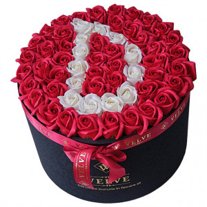 Aranjament Floral Etern personalizat cu litera D, in cutie rotunda neagra cu 55 trandafiri de sapun