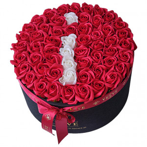 Aranjament Floral Etern personalizat cu litera I, in cutie rotunda neagra cu 55 trandafiri de sapun