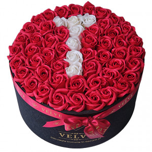 Aranjament Floral Etern personalizat cu litera T, in cutie rotunda neagra cu 55 trandafiri de sapun