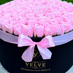 Aranjament floral 101 trandafiri de sapun, in cutie cadou cu felicitare personalizata, culoare roz , diametru 42cm