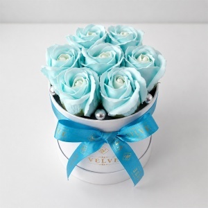 Aranjament floral Glamour Double Color cu 7 trandafiri de sapun bicolor, in cutie rotunda, 16x11 cm, Bleu-Alb - Img 5