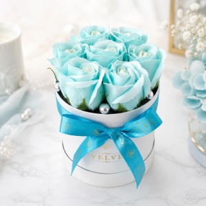 Aranjament floral Glamour Double Color cu 7 trandafiri de sapun bicolor, in cutie rotunda, 16x11 cm, Bleu-Alb - Img 3