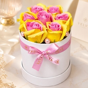 Aranjament floral Glamour Double Color cu 7 trandafiri de sapun bicolor, in cutie rotunda, 16x11 cm, Galben-Roz - Img 5