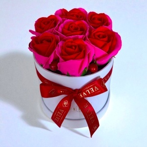 Aranjament floral Glamour Double Color, cutie rotunda cu 7 trandafiri sapun in doua culori, Fucsia-rosu - Img 3