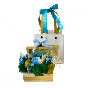 Aranjament floral Goodliness, cu trandafir criogenat, licheni stabilizati, fluture decorativ, perle si broom, in cutie tip cufar, cu funda, Albastru 4