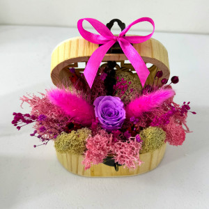 Aranjament floral Goodliness in punga cadou, cu trandafir criogenat, lagurus, licheni stabilizati si broom, in cufar semirotund, cu funda, Fucsia 3