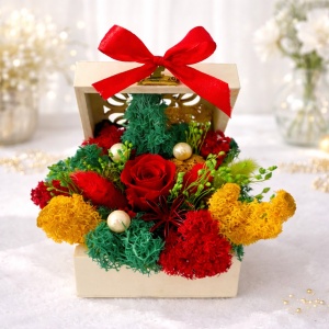 Aranjament floral Goodliness in punga cadou, cu trandafir criogenat, lagurus natural, licheni stabilizati, perle si broom, in cufar din lemn, cu funda, Rosu