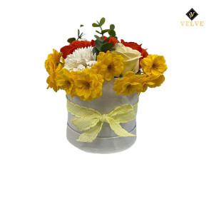 Aranjament floral in cutie alba rotunda cu trandafiri din sapun si alte accesorii, galben - alb - rosu
