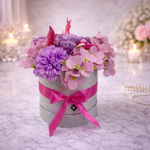 Aranjament floral in cutie alba rotunda cu trandafiri din sapun si alte accesorii, mov- roz- lila