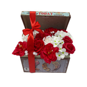 Aranjament floral in cutie tip cufar cu trandafiri, hortensii si craciunite de sapun, rosu-alb