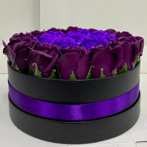 Aranjament floral in doua culori, cutie rotunda cu 21 trandafiri sapun, mov