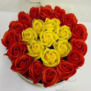Aranjament floral in doua culori, cutie rotunda cu 23 trandafiri sapun, orange-galben
