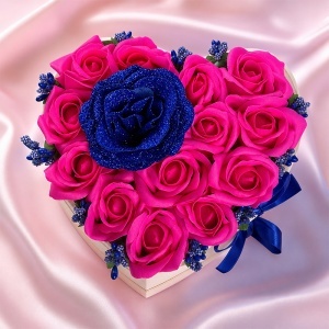 Aranjament floral in forma de inima Velvet Heart cu 15 trandafiri de sapun si accent cu sclipici, Fucsia - Albastru - Img 2