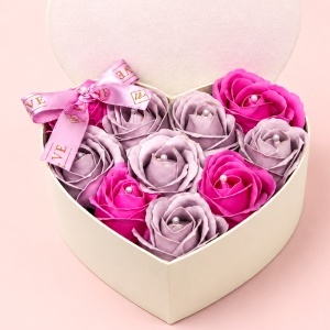 Aranjament floral Intimissimo in cutie inima cu 10 trandafiri de sapun roz si gri-lila - Img 2