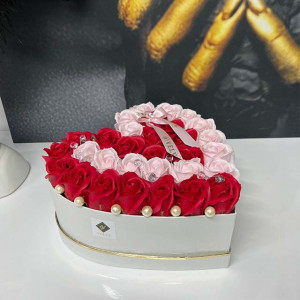 Aranjament floral Isaria din trandafiri de sapun, in doua nuante, rosu-roz