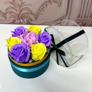 Aranjament floral Lily, in cutie rotunda cu 6 trandafiri din sapun, nufar si stamine, Galben/Mov