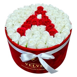 Aranjament floral litera cu 55 trandafiri de sapun in cutie rotunda catifea rosie, litera A