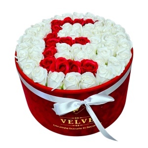 Aranjament floral litera cu 55 trandafiri de sapun in cutie rotunda catifea rosie, litera E