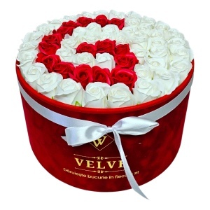Aranjament floral litera cu 55 trandafiri de sapun in cutie rotunda catifea rosie, litera G
