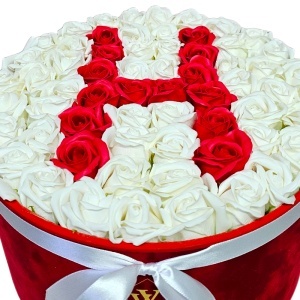 Aranjament floral litera cu 55 trandafiri de sapun in cutie rotunda catifea rosie, litera H - Img 3