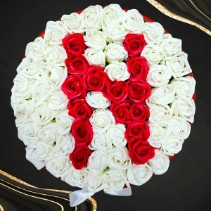 Aranjament floral litera cu 55 trandafiri de sapun in cutie rotunda catifea rosie, litera N - Img 2