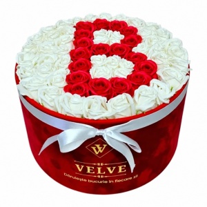Aranjament floral litera cu 55 trandafiri de sapun in cutie rotunda catifea rosie, litera B