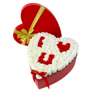 Aranjament floral Love cu 119 trandafiri de sapun in cutie inima 49 cm - Img 3