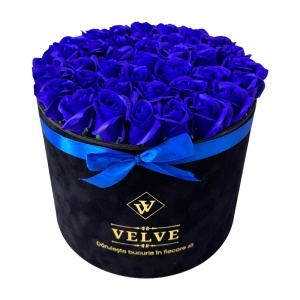 Aranjament Floral Majestic Blue, cu trandafiri din sapun, in cutie neagra de catifea