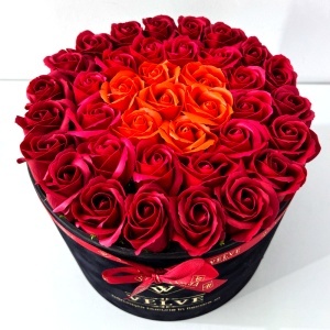Aranjament Floral Majestic, cu trandafiri din sapun bordo, rosii si orange, in cutie neagra de catifea - Img 4