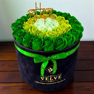 Aranjament Floral Majestic, cu trandafiri din sapun in 3 nuante de verde, in cutie neagra de catifea, cu mesaj "Happy Birthday" - Img 4