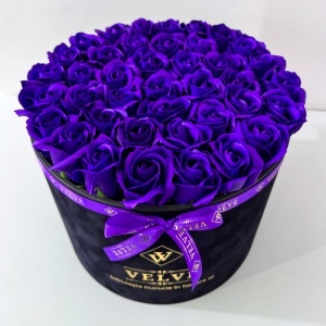 Aranjament Floral Majestic Purple, cu trandafiri din sapun, in cutie neagra de catifea - Img 3