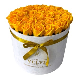 Aranjament Floral Majestic Yellow, cu trandafiri din sapun, in cutie alba de catifea