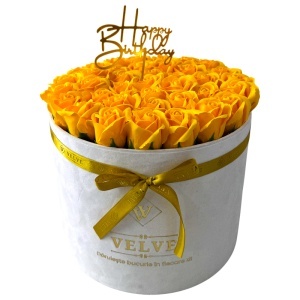 Aranjament Floral Majestic Yellow, cu trandafiri din sapun, in cutie alba de catifea, cu mesaj "Happy Birthday"