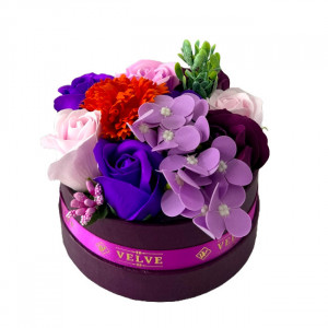 Aranjament floral in cutie rotunda grena, cu trandafiri, hortensie si garoafa de sapun, stamine artizanale si plante artificiale, Portocaliu