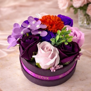 Aranjament floral Olla in cutie rotunda grena, cu trandafiri, hortensie si garoafa de sapun, stamine si plante artizanale, Portocaliu