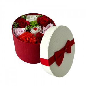 Aranjament floral Olla in cutie rotunda rosie, cu trandafiri si garoafa de sapun, stamine artizanale si plante artificiale, Rosu