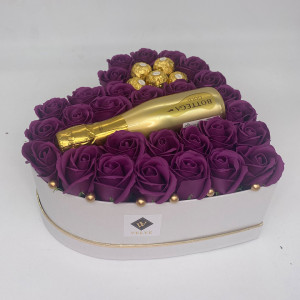 Aranjament floral Opulence, cutie inima cu trandafiri de sapun mov si Prosecco Bottega Gold si praline Ferrero Rocher