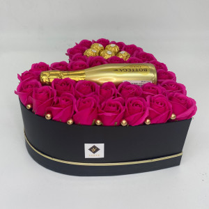 Aranjament floral Opulence, cutie inima cu trandafiri de sapun roz inchis si Prosecco Bottega Gold si praline Ferrero Rocher