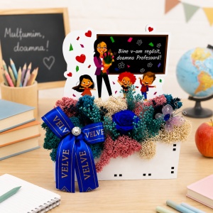 Aranjament floral pentru Profesoara cu trandafir albastru criogenat, lagurus si licheni stabilizati, in cutiuta decorativa cu mesaj special - Img 2