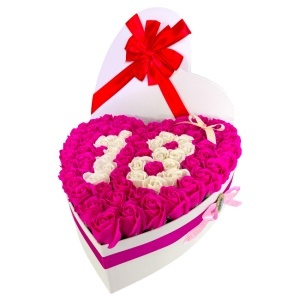 Aranjament floral personalizat cu cifrele 18, in cutie in forma de inima, cu 101 trandafiri din sapun, Roz-Alb - Img 6