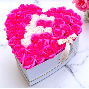 Aranjament floral personalizat cu litera, cutie inima alba cu 55 trandafiri de sapun, Fucsia-Alb - Img 4