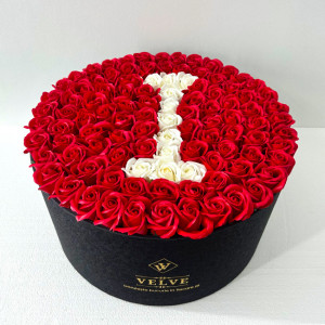 Aranjament floral personalizat cu litera, cutie rotunda neagra cu 101 trandafiri de sapun, I - Img 3