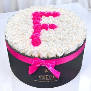 Aranjament floral personalizat cu litera, cutie rotunda neagra cu 125 trandafiri de sapun - Img 2