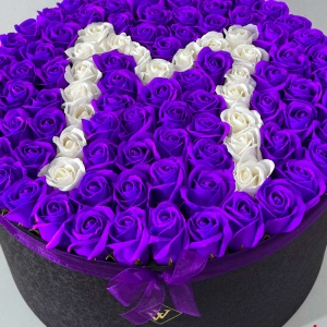 Aranjament floral personalizat cu litera, cutie rotunda neagra cu 151 trandafiri de sapun - Img 2